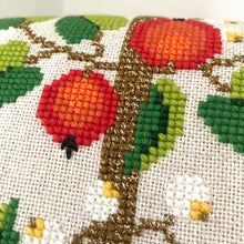 Load image into Gallery viewer, Æbletræ i korssting